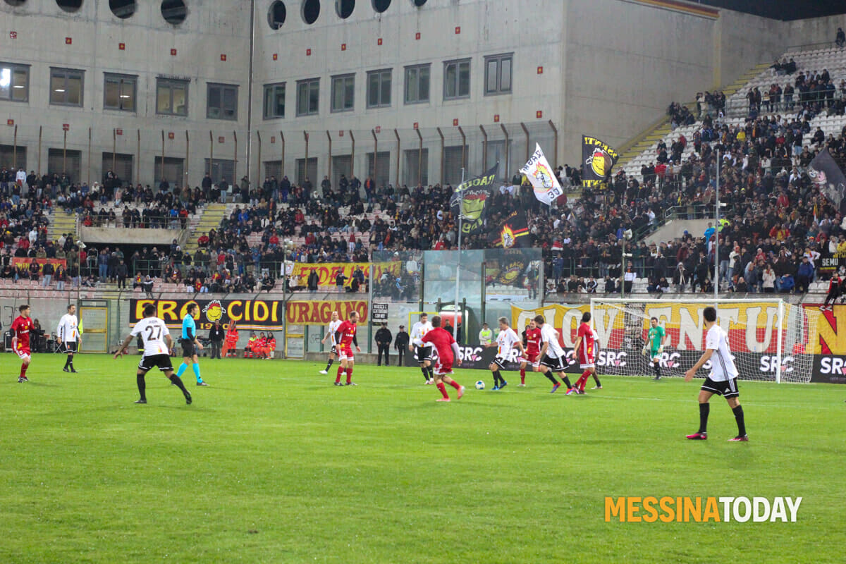 Azione di gioco sotto curva sud